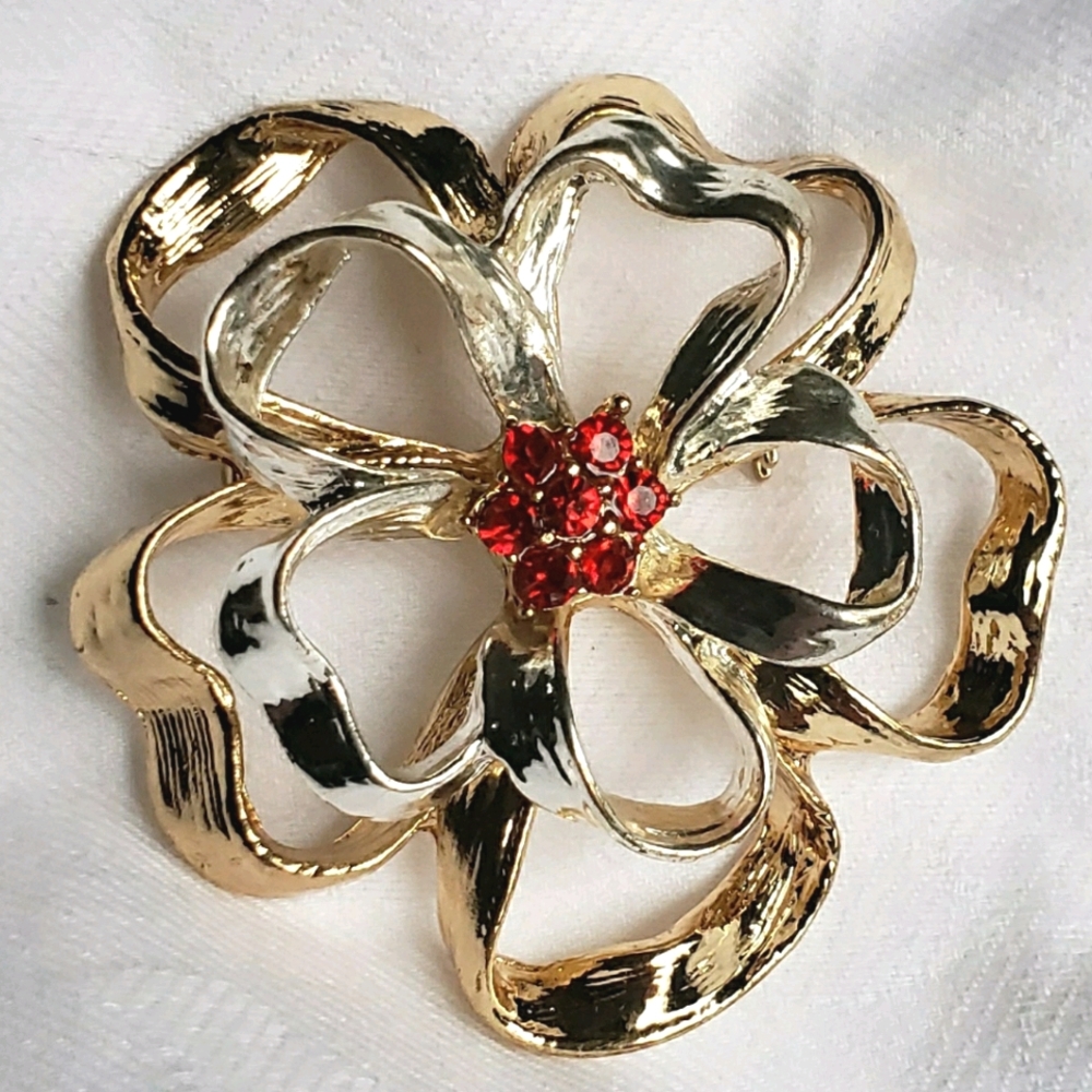 Flower brooch, Goldtone, Silverstone, Red crystal